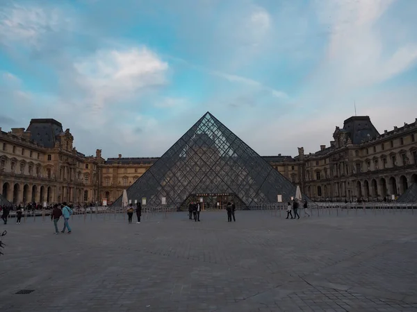 Museo del Louvre de Francia. Los viajeros quieren verlo una vez . — Foto de Stock