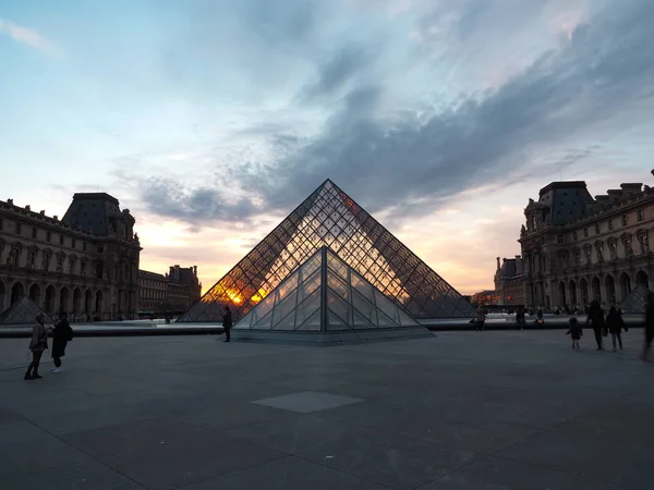 Museo del Louvre de Francia. Los viajeros quieren verlo una vez . — Foto de Stock