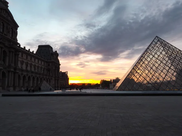 フランスのルーブル美術館。旅行者は一度それを見たい. — ストック写真