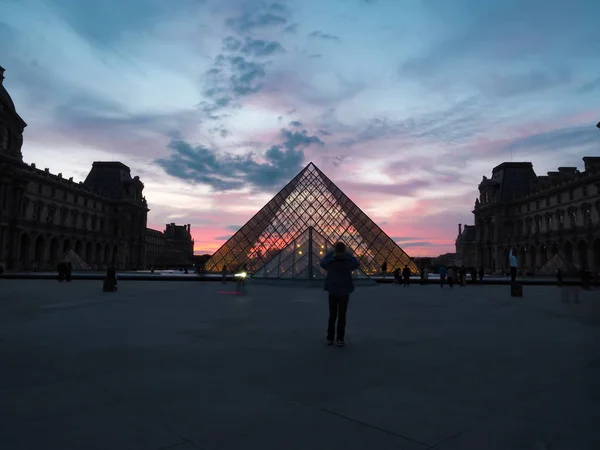 Museo del Louvre de Francia. Los viajeros quieren verlo una vez . — Foto de Stock