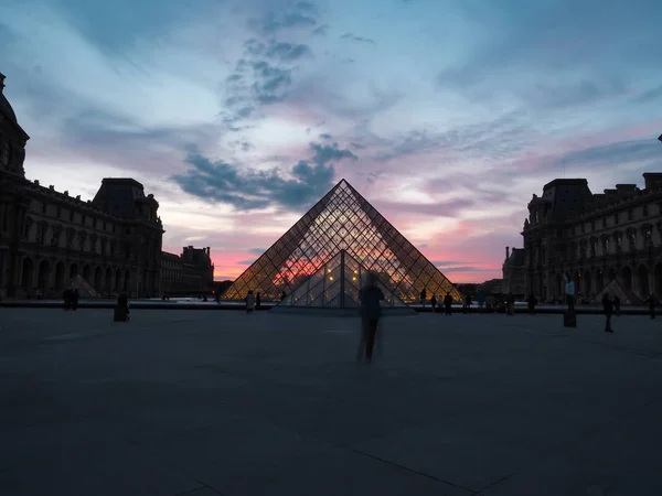 Museo del Louvre de Francia. Los viajeros quieren verlo una vez . —  Fotos de Stock