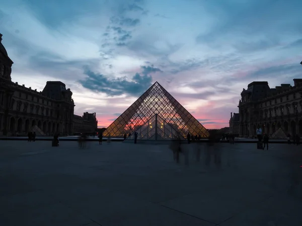 Museo del Louvre de Francia. Los viajeros quieren verlo una vez . — Foto de Stock