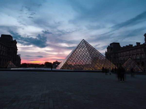 フランスのルーブル美術館。旅行者は一度それを見たい. — ストック写真