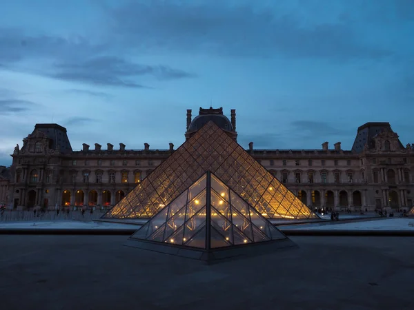Το Μουσείο του Λούβρου της Γαλλίας. Οι ταξιδιώτες θέλουν να το δουν μια φορά. — Φωτογραφία Αρχείου