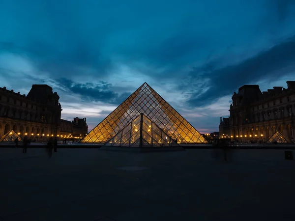フランスのルーブル美術館。旅行者は一度それを見たい. — ストック写真