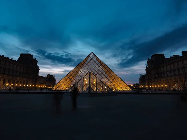 Museo del Louvre de Francia. Los viajeros quieren verlo una vez . —  Fotos de Stock