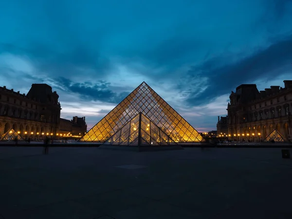 Museo del Louvre de Francia. Los viajeros quieren verlo una vez . — Foto de Stock