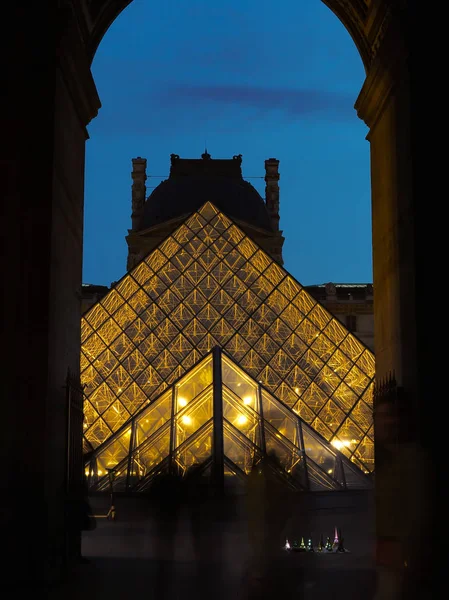 A francia Louvre múzeumnak. Utazók szeretné látni, hogy egyszer. — Stock Fotó
