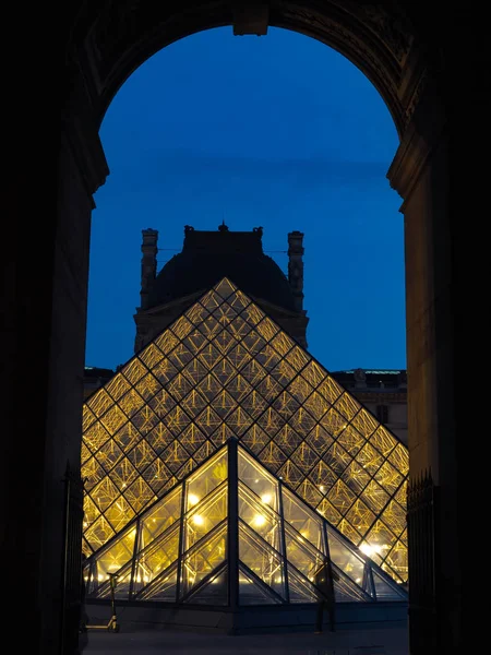 Het Louvre Museum van Frankrijk. Reizigers willen het eens zien. — Stockfoto