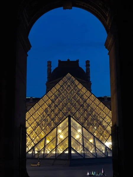 Museo del Louvre de Francia. Los viajeros quieren verlo una vez . —  Fotos de Stock