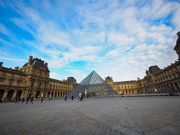 Het Louvre Museum van Frankrijk. Reizigers willen het eens zien. — Stockfoto