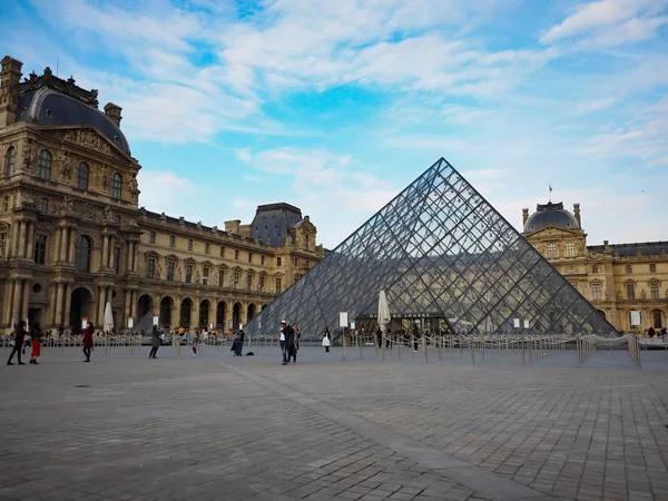Het Louvre Museum van Frankrijk. Reizigers willen het eens zien. — Stockfoto