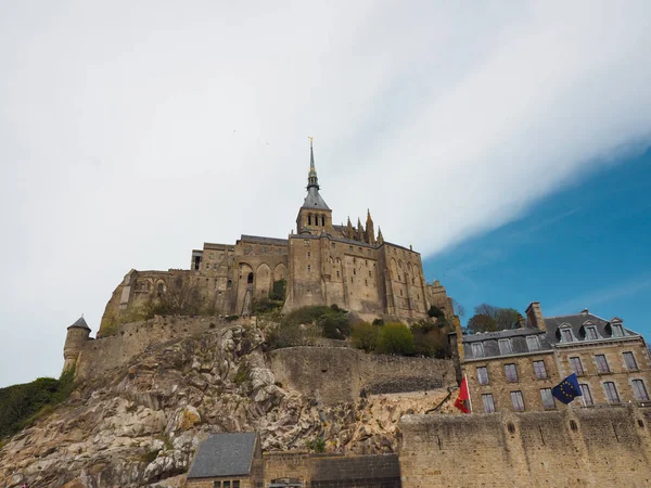 Mont Saint-Michel de Francia. Los viajeros quieren verlo una vez . — Foto de Stock