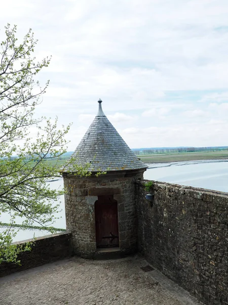 Mont Saint-Michel de Francia. Los viajeros quieren verlo una vez . —  Fotos de Stock