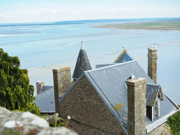 Mont Saint-Michel de Francia. Los viajeros quieren verlo una vez . —  Fotos de Stock