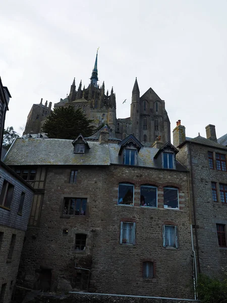 Mont Saint-Michel de Francia. Los viajeros quieren verlo una vez . — Foto de Stock