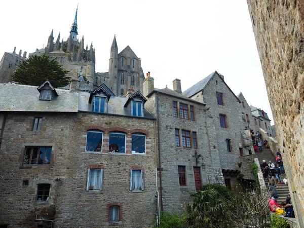 Mont Saint-Michel de Francia. Los viajeros quieren verlo una vez . — Foto de Stock