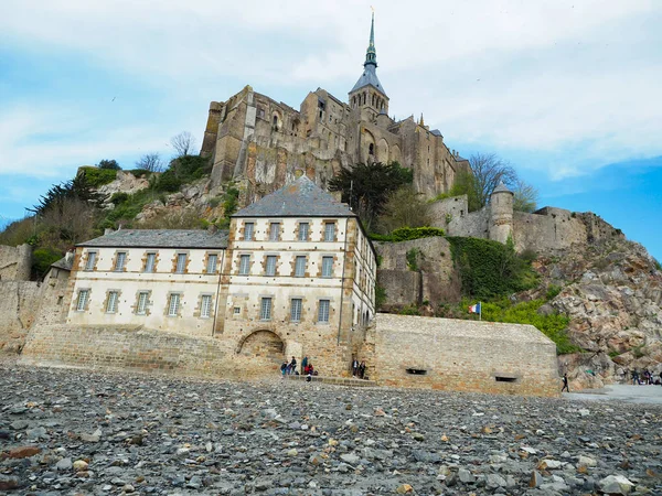 Mont Saint-Michel de Francia. Los viajeros quieren verlo una vez . — Foto de Stock