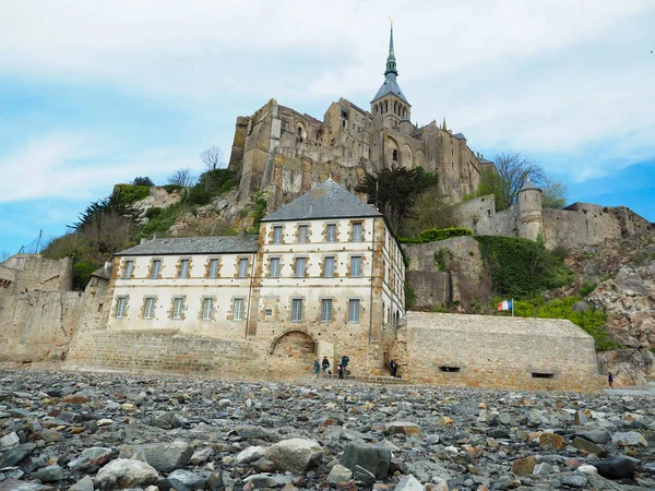 Mont Saint-Michel de Francia. Los viajeros quieren verlo una vez . — Foto de Stock