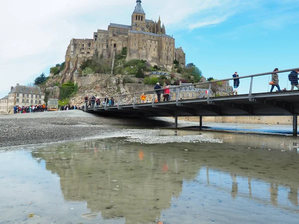 Mont Saint-Michel de Francia. Los viajeros quieren verlo una vez . — Foto de Stock