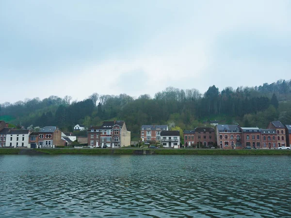 Dinant, Belçika'nın en huzurlu nehrinin yanında küçük bir kasaba