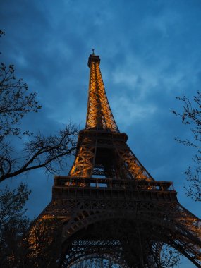 Paris Eyfel Kulesi, turistler için popüler bir yer