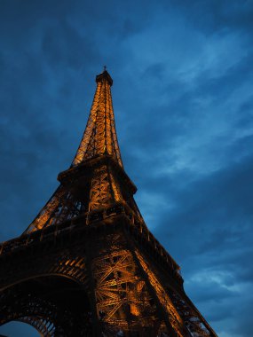 Paris Eyfel Kulesi, turistler için popüler bir yer