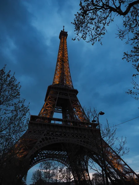 Eiffeltornet i Paris, populär plats för turister — Stockfoto