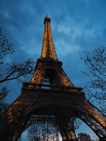 Eiffeltornet i Paris, populär plats för turister — Stockfoto