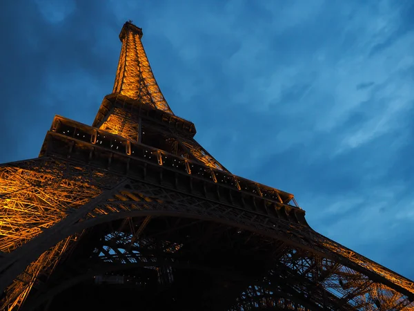 Eiffeltornet i Paris, populär plats för turister — Stockfoto