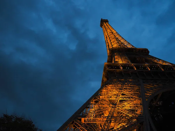 Paris Eyfel Kulesi, turistler için popüler bir yer — Stok fotoğraf