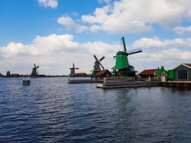 Taşradaki ev. Canlıları ve türbinleri görmek için