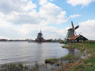 Taşradaki ev. Canlıları ve türbinleri görmek için