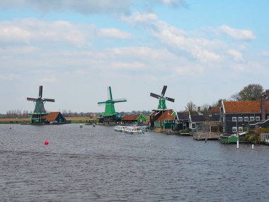 Taşradaki ev. Canlıları ve türbinleri görmek için