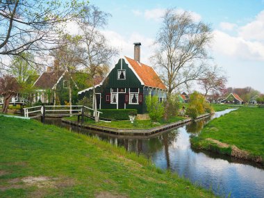 Taşradaki ev. Canlıları ve türbinleri görmek için