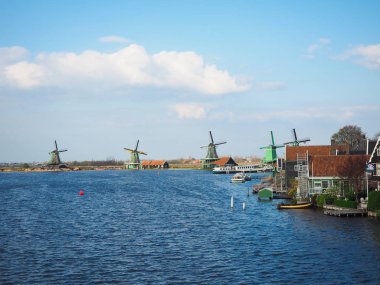 Taşradaki ev. Canlıları ve türbinleri görmek için