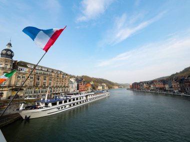 Dinant, B'nin en huzurlu nehrinin yanındaki saksafon kasabası