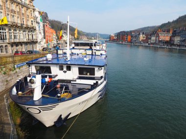 Dinant, B'nin en huzurlu nehrinin yanındaki saksafon kasabası
