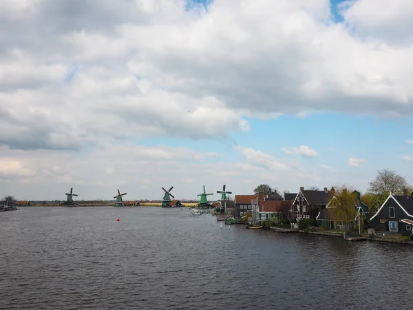 Huis in het land. Om de levenden en turbines te zien — Stockfoto