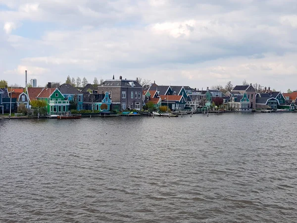 Huis in het land. Om de levenden en turbines te zien — Stockfoto