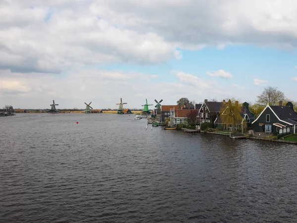 Huis in het land. Om de levenden en turbines te zien — Stockfoto