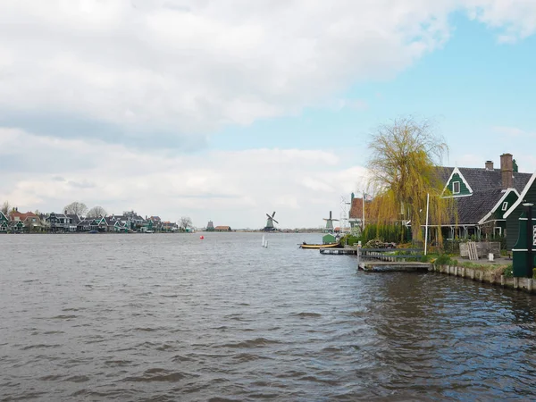 Huis in het land. Om de levenden en turbines te zien — Stockfoto