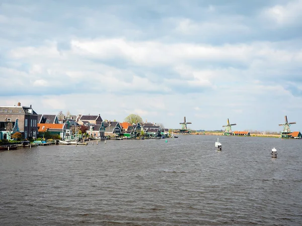 Huis in het land. Om de levenden en turbines te zien — Stockfoto