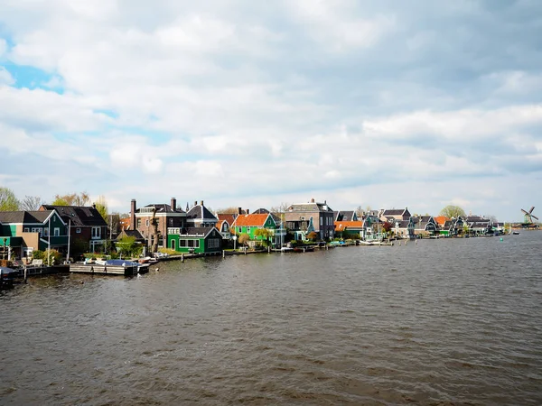 Huis in het land. Om de levenden en turbines te zien — Stockfoto