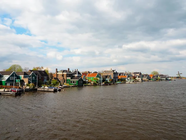 Huis in het land. Om de levenden en turbines te zien — Stockfoto