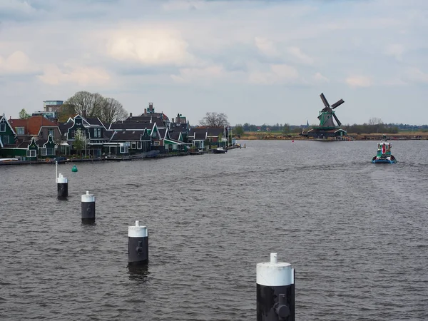 Huis in het land. Om de levenden en turbines te zien — Stockfoto