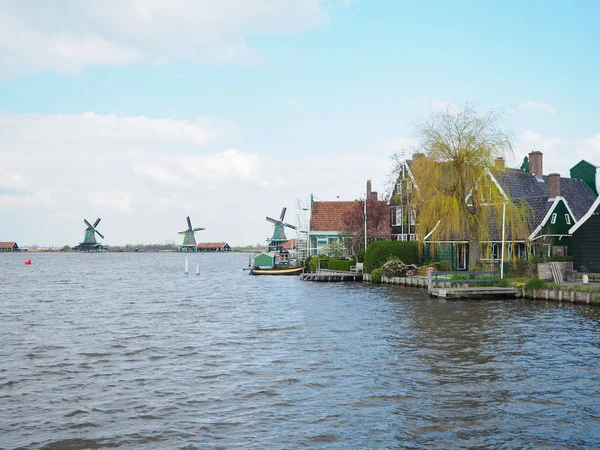 Huis in het land. Om de levenden en turbines te zien — Stockfoto