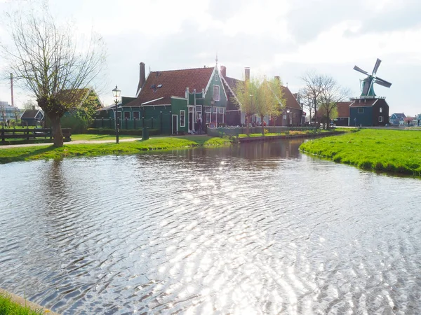 Huis in het land. Om de levenden en turbines te zien — Stockfoto