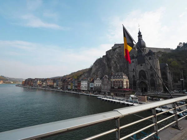 Dinant, un pequeño pueblo de saxo junto al río más tranquilo de B — Foto de Stock