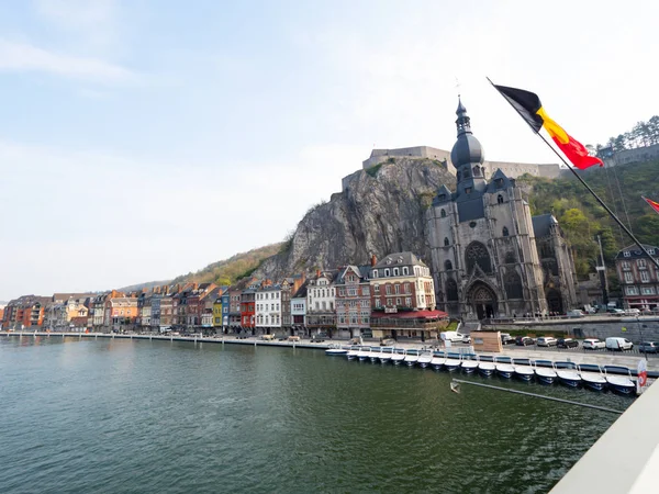 Dinant, un pequeño pueblo de saxo junto al río más tranquilo de B — Foto de Stock